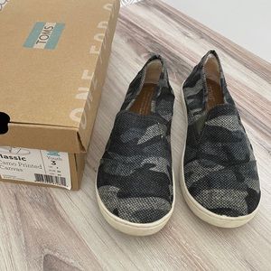 Toms Classic camo printed canvas slip on shoes youth 2